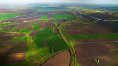 Moldova 'daki doğanın insansız hava aracı görüntüsü. Geniş yeşil tarlalar, hareket eden tren.