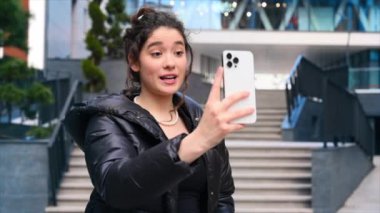 Genç bir blog yazarı kendini akıllı telefondan kaydediyor. Yavaş çekim