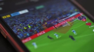 CHISINAU, MOLDOVA - Nisan 2023: TikTok 'u akıllı telefondan açan ve kaydırmaya başlayan bir adamın yakın görüntüsü. Diğer uygulamalarla ana ekran
