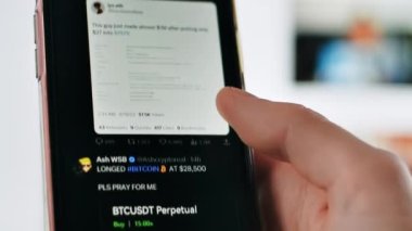CHISINAU, MOLDOVA - APRIL, 2023: Akıllı telefondan twitter 'ı açan ve görüntüyü kaydırmaya başlayan bir adamın yakın görüntüsü. Diğer uygulamalarla ana ekran