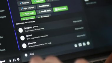 CHISINAU, MOLDOVA - Nisan 2023: Görüntüler oluşturmak için Midtrip Al Chat Bot kullanan bir adamın yakın görüntüsü