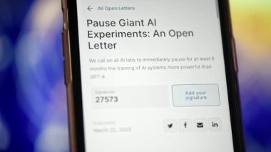 CHISINAU, MOLDOVA - Nisan 2023: AI sistemlerinin geliştirilmesini GPT-4 'ten daha güçlü durdurmak için açılan dilekçeli akıllı telefon. Yavaş çekim