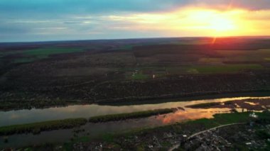 Gün batımında Moldova 'daki Dinyester Nehri' nin insansız hava aracı görüntüsü. Sahra köyü ve çevresindeki yeşillik