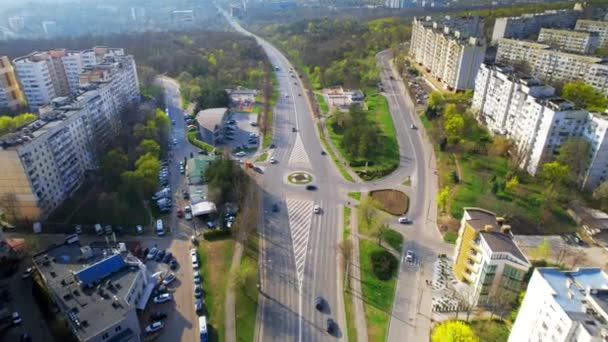 春にチシナウの空中ドローンビュー モルドバ 複数のフラット 緑の公園 移動車と道路の住宅地 — ストック動画