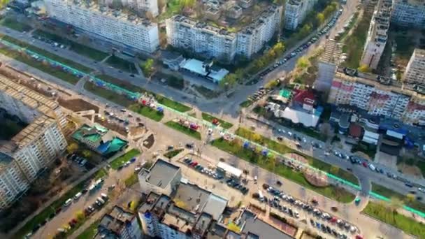 在摩尔多瓦的Chisinau上空 无人驾驶飞机在春天掠过 住宅区 有多套公寓 有步行人士的小巷 有流动车辆的道路 — 图库视频影像
