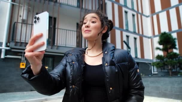 Genç Bir Kadın Blog Yazarı Kendini Akıllı Telefondan Kaydediyor — Stok video