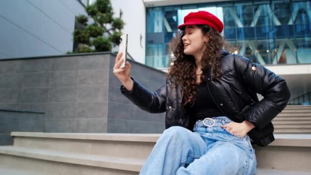 Kırmızı Şapkalı Genç Bir Blog Yazarı Kendini Akıllı Telefondan Kaydediyor — Stok video