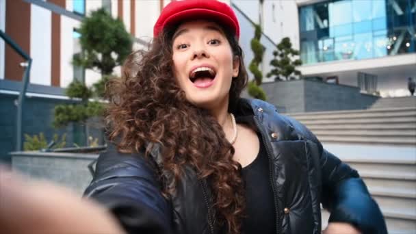 Uma Jovem Blogueira Entusiasmada Influencia Gravação Chapéus Vermelhos Smartphone Vista — Vídeo de Stock