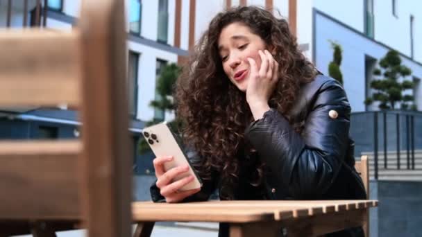 Uma Jovem Blogueira Influenciadora Sorrindo Conversando Com Assinantes Smartphone — Vídeo de Stock