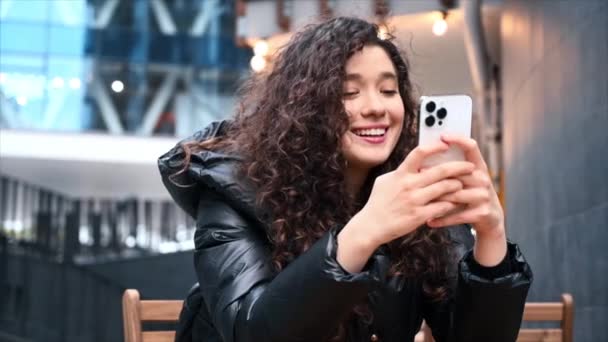 Genç Bir Kadın Blog Yazarı Gülüyor Akıllı Telefonunu Kullanıyor Yavaş — Stok video