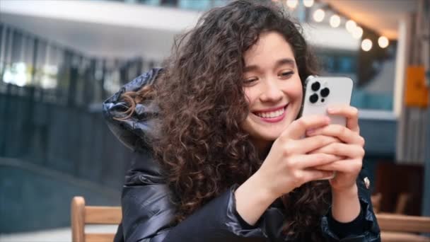 Uma Jovem Blogueira Influenciadora Está Sorrindo Usando Seu Smartphone Movimento — Vídeo de Stock