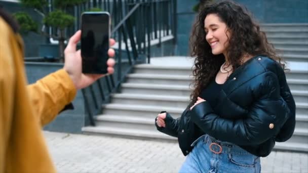 Uma Pessoa Gravando Uma Jovem Dançarina Blogueira Influenciadora Smartphone Movimento — Vídeo de Stock