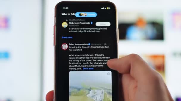 Кисинау Молдова Апрель 2023 Близкий Вид Человека Открывающего Twitter Смартфоне — стоковое видео