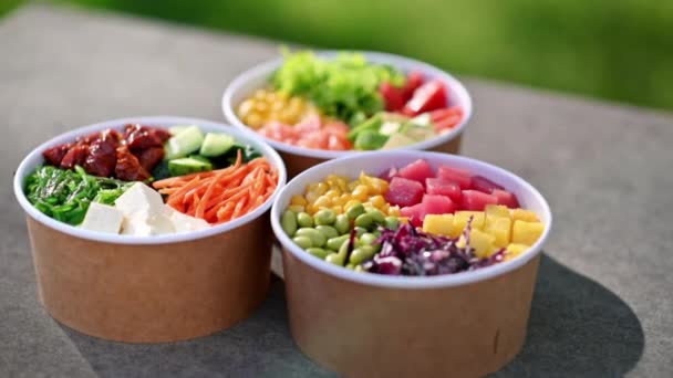 Vista Próxima Três Tigelas Com Legumes Frutas Peixe Salada Algas — Vídeo de Stock
