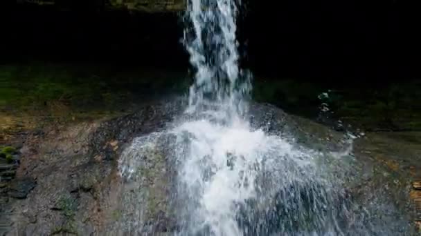 俯瞰摩尔多瓦撒拉那修道院瀑布的景象 森林和洞穴 慢动作 — 图库视频影像