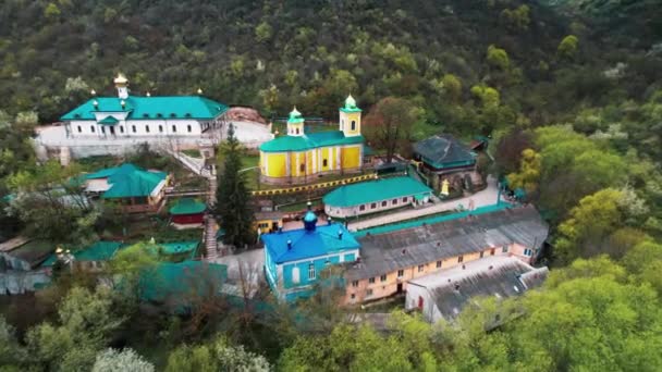Vista Aérea Del Monasterio Del Saharna Moldavia Monasterio Con Iglesias — Vídeo de stock