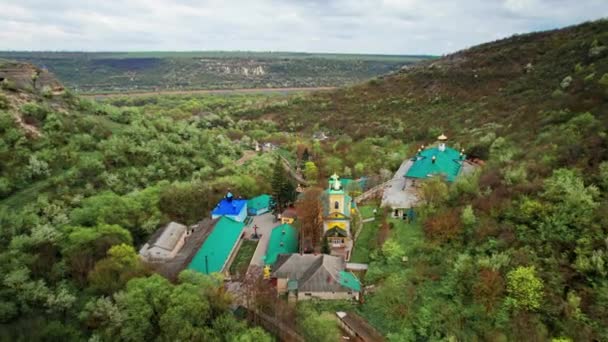 俯瞰摩尔多瓦撒哈拉修道院的无人驾驶飞机 修道院 教堂座落在一个被茂密的森林覆盖的山谷里 以德涅斯特河为背景 — 图库视频影像