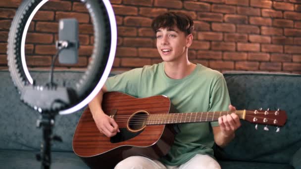 Tânăr Cântând Chitară Cântând Împușcă Smartphone Trepied Lumină Inelară Într — Videoclip de stoc