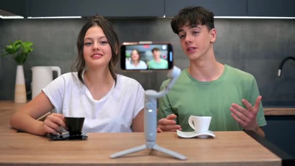 Jonge Glimlachende Man Vrouw Blogger Influencers Praten Schieten Zichzelf Smartphone — Stockvideo