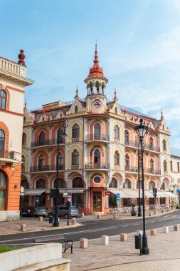 ORADEA, ROMANIA - Mayıs 2023: şehir merkezi sokak manzaralı. Ulusal stilde yapılmış otel ve restoran binası, boş sokak.