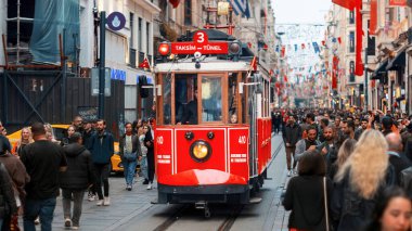İSTANBUL, TURKEY - 21 Mayıs 2023: İstanbul 'da kırmızı tramvay ve insanlar