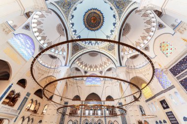 İSTANBUL, TURKEY - 21 Mayıs 2023: Camlica Camii 'nin tavanı