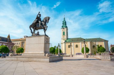 Romanya 'nın başkenti Oradea' daki Unirii Meydanı 'nda bulunan Kral 1. Ferdinand heykeli görülüyor. Klasik tarzda binalar