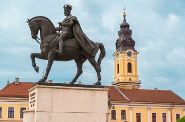 Romanya 'nın başkenti Oradea' daki Unirii Meydanı 'nda bulunan Kral 1. Ferdinand heykeli görülüyor. Arkaplanda klasik tarzda binalar