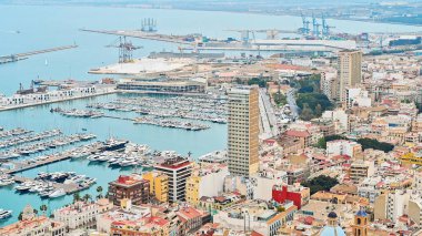 Alicante limanı ve kasabanın panoramik görüntüsü