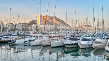 Alicante Limanı 'nda tekne ve yatlar. Arka planda Benacantil Dağı