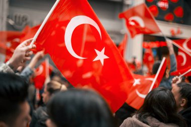 İstanbul, Türkiye 'de düzenlenen Atatürk, Gençlik ve Spor Günü' nde sokakta Türk bayrağı sallayan insanlar