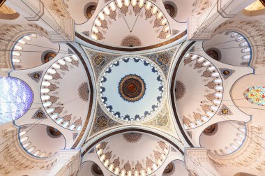 Türkiye 'nin İstanbul kentindeki Camlica Camii' nin tavan manzarası