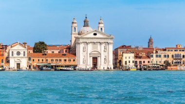 Giudecca Adası rıhtımındaki Santa Maria del Rosario Kilisesi manzarası