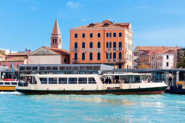 İtalya 'da Venedik kıyısı yakınlarındaki bir kanalda tekne manzarası ve binalar