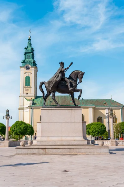 Oradea Romania May 2023 位于尤尼里广场的费迪南一世国王雕像 周围古典风格的建筑 — 图库照片