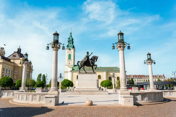Oradea ルーマニア 2023年5月 フェルディナンド1世像をユニリ広場に設置 古典様式の建物 — ストック写真