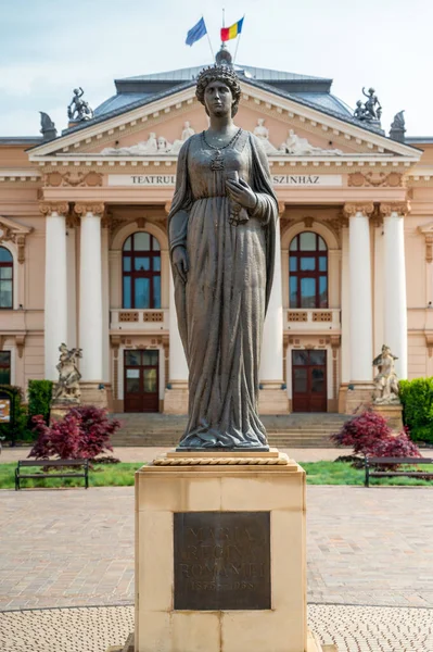 Oradea ルーマニア 2023年5月 ルーマニアの王妃マリー像の眺め 背景にある国立劇場 — ストック写真