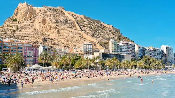 Benacantil Dağı ve Santa Barbara Şatosu yakınlarındaki bir plajda yaşayan insanlar.