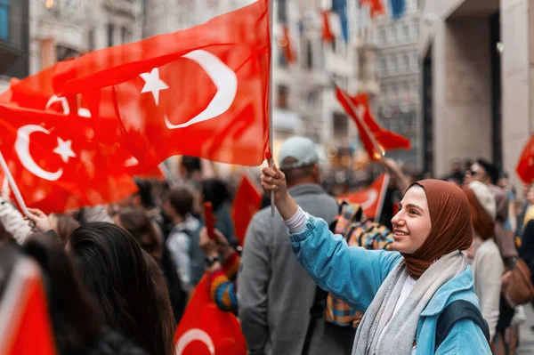 Istanbul Turquia Maio 2023 Uma Mulher Acenando Bandeira Turca Rua — Fotografia de Stock