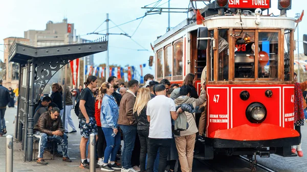 Istanbul Türkei Mai 2023 Menschen Steigen Bahnhof Eine Straßenbahn — Stockfoto