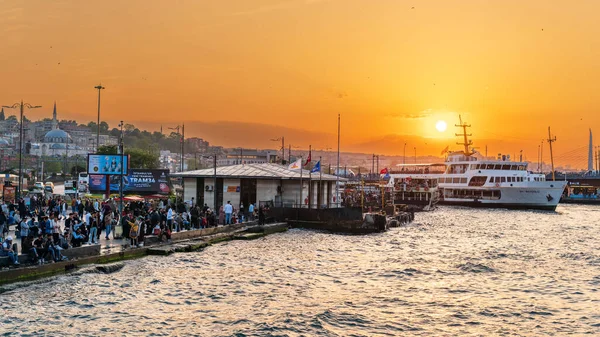 Istanbul Turkey Mayıs 2023 Insanlar Uskudar Rıhtımında Arka Planda Port — Stok fotoğraf