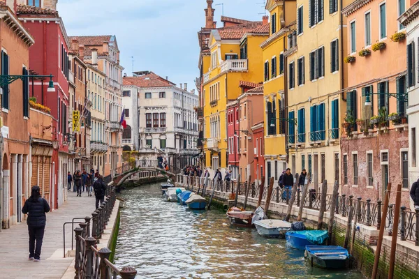 威尼斯 意大利 2023年4月9日 里约马林运河与漂浮的贡多拉和城镇建筑的景观 — 图库照片