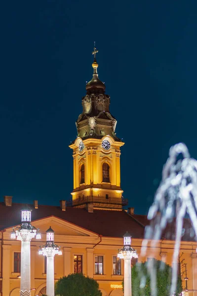 ルーマニアの夜 オラデアのダウンタウンにあるUnirii SquareにあるMoon Churchの照光式ファサードの眺め — ストック写真