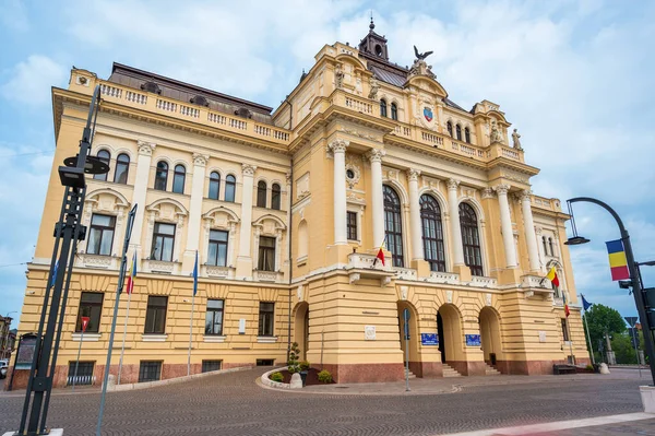 位于罗马尼亚市中心Unirii广场的Oradea市政厅立面和入口景观 — 图库照片