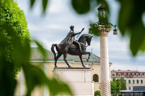 Widok Posąg Króla Ferdynanda Znajdujący Się Placu Unirii Centrum Oradei — Zdjęcie stockowe