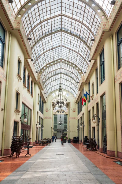Interior Edificio Clásico Con Techo Cristal Oradea Rumania Caminando Personas — Foto de Stock