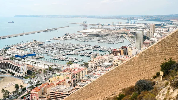西班牙阿利坎特圣巴巴拉城堡港口全景 — 图库照片
