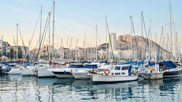 Båtar Alicantes Hamn Solnedgång Och Berg Bakgrunden — Stockfoto