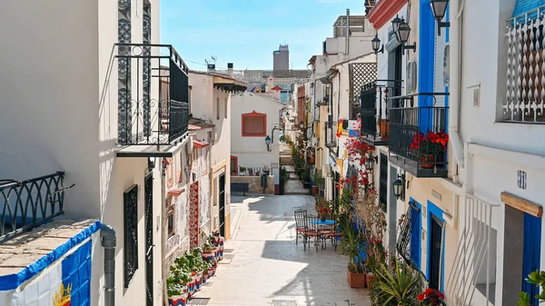 Ulice Květinami Květináčích Barevnými Domy Alicante Španělsko — Stock fotografie