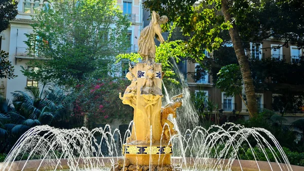 西班牙阿利坎特Gabriel Miro广场的喷泉景观 — 图库照片